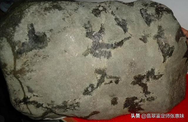 翡翠原石枯木那翡翠原石枯藓表现会出什么料子-第4张图片-翡翠网 翡翠原石枯木那翡翠原石枯藓表现会出什么料子-第4张图片-翡翠网