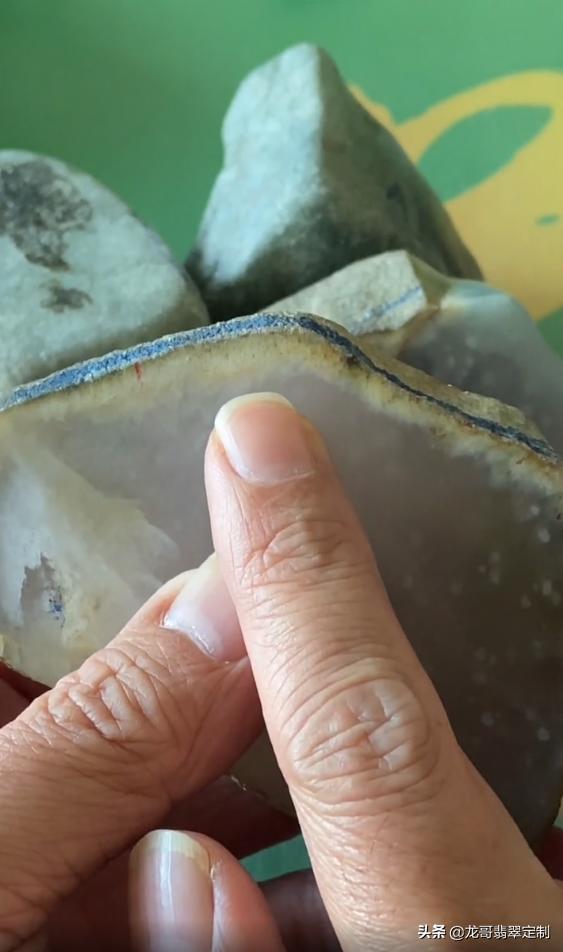 翡翠原石白雾怎么看各种白雾翡翠-第1张图片-翡翠网 翡翠原石白雾怎么看各种白雾翡翠-第1张图片-翡翠网