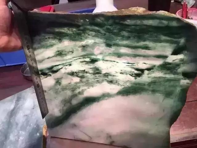 黄巴翡翠原石,翡翠长期泡在水里会怎样-第3张图片-翡翠网 黄巴翡翠原石,翡翠长期泡在水里会怎样-第3张图片-翡翠网