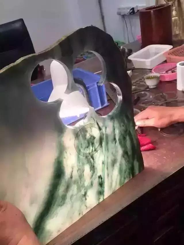 黄巴翡翠原石,翡翠长期泡在水里会怎样-第4张图片-翡翠网 黄巴翡翠原石,翡翠长期泡在水里会怎样-第4张图片-翡翠网