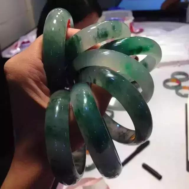 黄巴翡翠原石,翡翠长期泡在水里会怎样-第9张图片-翡翠网 黄巴翡翠原石,翡翠长期泡在水里会怎样-第9张图片-翡翠网