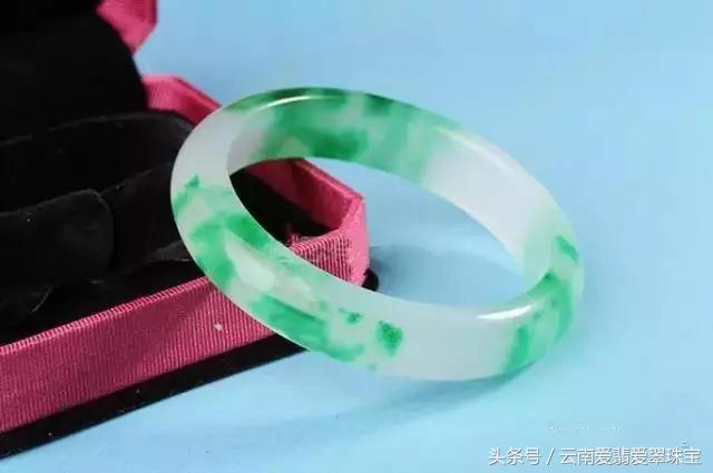 翡翠b货是什么意思啊,20年前翡翠手镯有注胶的吗-第1张图片-翡翠网 翡翠b货是什么意思啊,20年前翡翠手镯有注胶的吗-第1张图片-翡翠网