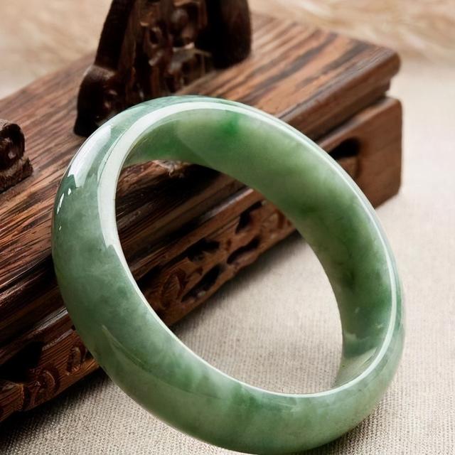 翡翠手镯的神奇功效佘太翠手镯的功效与作用-第4张图片-翡翠网 翡翠手镯的神奇功效佘太翠手镯的功效与作用-第4张图片-翡翠网