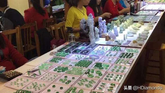 翡翠手镯蓝色是真的吗翡翠手镯多少钱-第2张图片-翡翠网 翡翠手镯蓝色是真的吗翡翠手镯多少钱-第2张图片-翡翠网