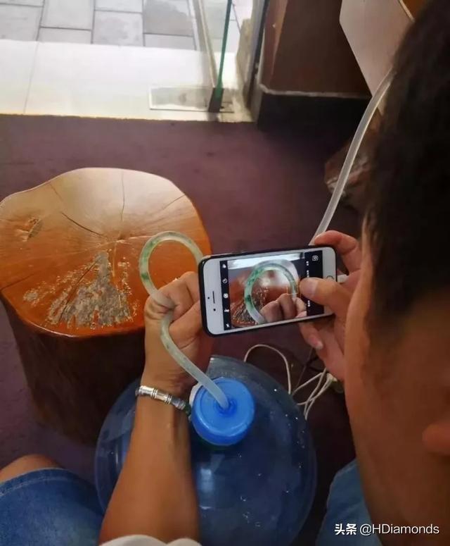 翡翠手镯蓝色是真的吗翡翠手镯多少钱-第14张图片-翡翠网 翡翠手镯蓝色是真的吗翡翠手镯多少钱-第14张图片-翡翠网