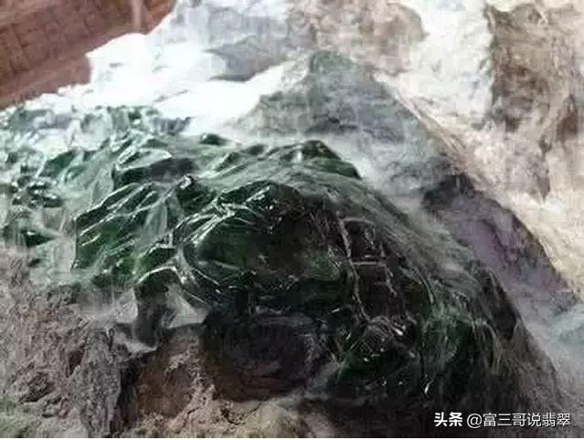 翡翠原石多大很少见怎么看翡翠原石-第11张图片-翡翠网 翡翠原石多大很少见怎么看翡翠原石-第11张图片-翡翠网