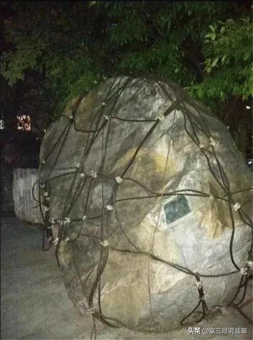 翡翠原石多大很少见怎么看翡翠原石-第12张图片-翡翠网 翡翠原石多大很少见怎么看翡翠原石-第12张图片-翡翠网