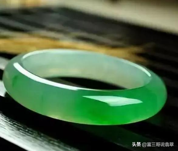 翡翠手镯怎么挑,翡翠手镯芙蓉底是什么意思-第3张图片-翡翠网 翡翠手镯怎么挑,翡翠手镯芙蓉底是什么意思-第3张图片-翡翠网