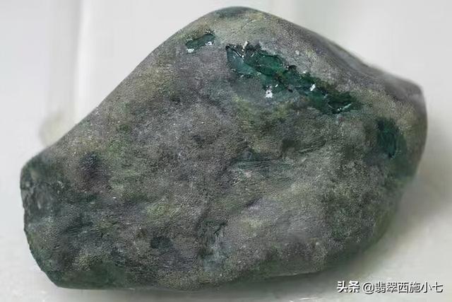 翡翠原石特征大全翡翠原石黑乌沙手镯-第6张图片-翡翠网 翡翠原石特征大全翡翠原石黑乌沙手镯-第6张图片-翡翠网