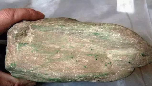 翡翠原石上有枯,翡翠原石的颟和枯图集-第4张图片-翡翠网 翡翠原石上有枯,翡翠原石的颟和枯图集-第4张图片-翡翠网