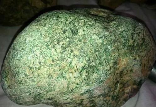 翡翠原石上有枯,翡翠原石的颟和枯图集-第8张图片-翡翠网 翡翠原石上有枯,翡翠原石的颟和枯图集-第8张图片-翡翠网