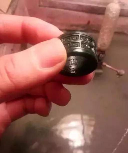 黑皮翡翠原石切开图翡翠种水等级划分-第5张图片-翡翠网 黑皮翡翠原石切开图翡翠种水等级划分-第5张图片-翡翠网