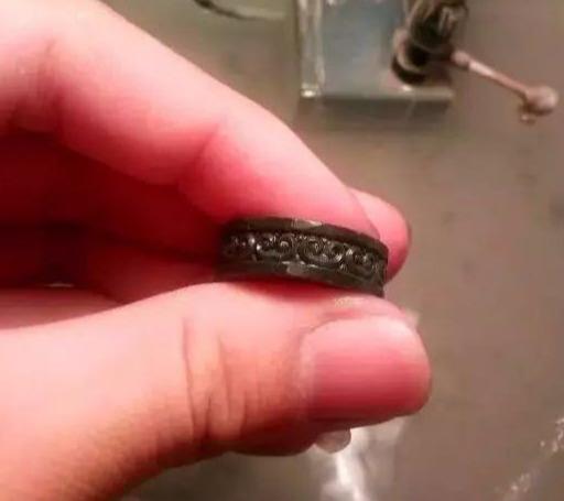 黑皮翡翠原石切开图翡翠种水等级划分-第6张图片-翡翠网 黑皮翡翠原石切开图翡翠种水等级划分-第6张图片-翡翠网