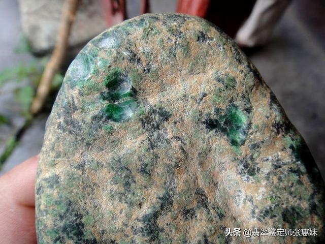 翡翠原石马牙福建翡翠黑癣翠原石-第2张图片-翡翠网 翡翠原石马牙福建翡翠黑癣翠原石-第2张图片-翡翠网