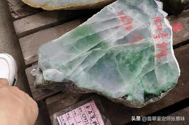 翡翠原石马牙福建翡翠黑癣翠原石-第12张图片-翡翠网 翡翠原石马牙福建翡翠黑癣翠原石-第12张图片-翡翠网