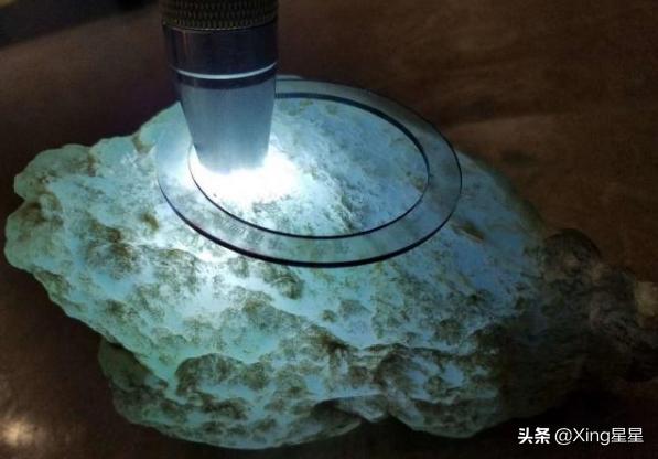 玉石打灯怎么看看翡翠原石的灯-第1张图片-翡翠网 玉石打灯怎么看看翡翠原石的灯-第1张图片-翡翠网