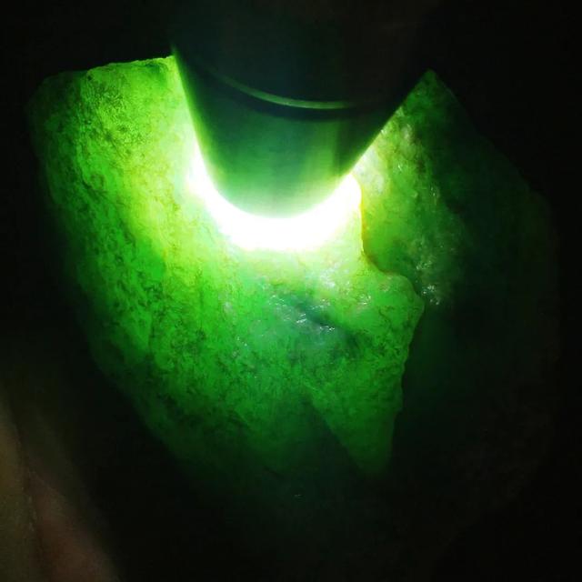 翡翠原石明料可造假吗翡翠原石公斤料批发-第1张图片-翡翠网 翡翠原石明料可造假吗翡翠原石公斤料批发-第1张图片-翡翠网