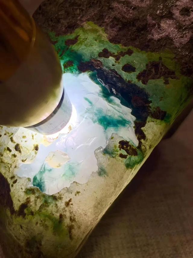 翡翠原石明料可造假吗翡翠原石公斤料批发-第3张图片-翡翠网 翡翠原石明料可造假吗翡翠原石公斤料批发-第3张图片-翡翠网