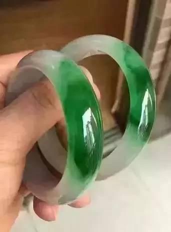 翡翠手镯什么样的比较好翡翠绿色手镯好吗-第9张图片-翡翠网 翡翠手镯什么样的比较好翡翠绿色手镯好吗-第9张图片-翡翠网