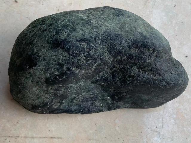 莫湾基黑乌沙全赌石黄雾翡翠原石莫湾基部分脱沙-第1张图片-翡翠网 莫湾基黑乌沙全赌石黄雾翡翠原石莫湾基部分脱沙-第1张图片-翡翠网