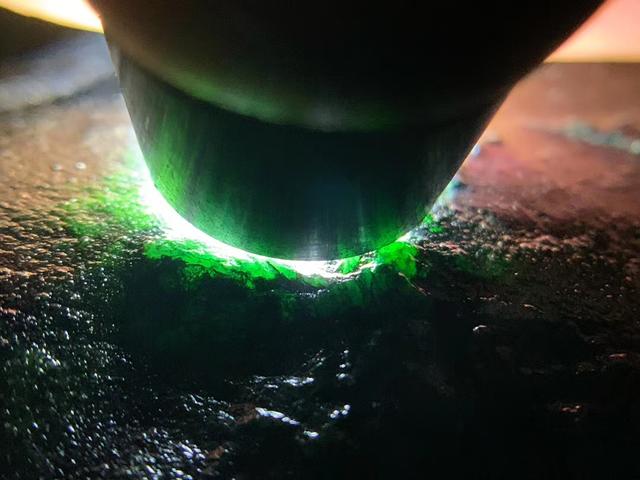 莫湾基黑乌沙全赌石黄雾翡翠原石莫湾基部分脱沙-第2张图片-翡翠网 莫湾基黑乌沙全赌石黄雾翡翠原石莫湾基部分脱沙-第2张图片-翡翠网