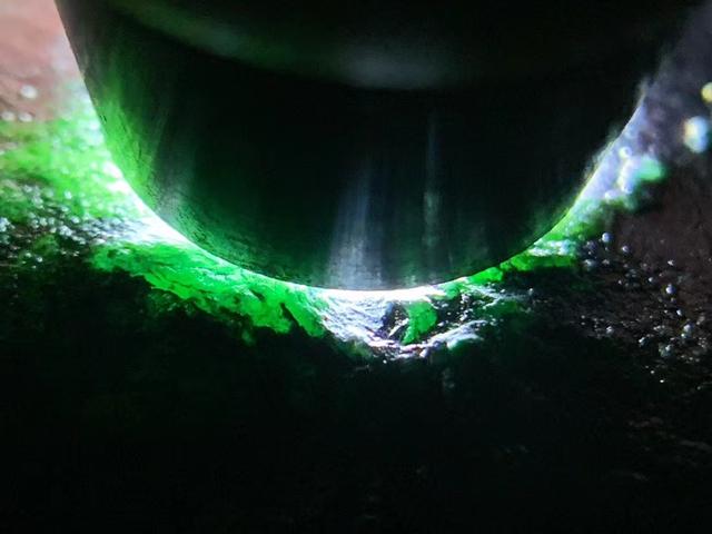 莫湾基黑乌沙全赌石黄雾翡翠原石莫湾基部分脱沙-第7张图片-翡翠网 莫湾基黑乌沙全赌石黄雾翡翠原石莫湾基部分脱沙-第7张图片-翡翠网