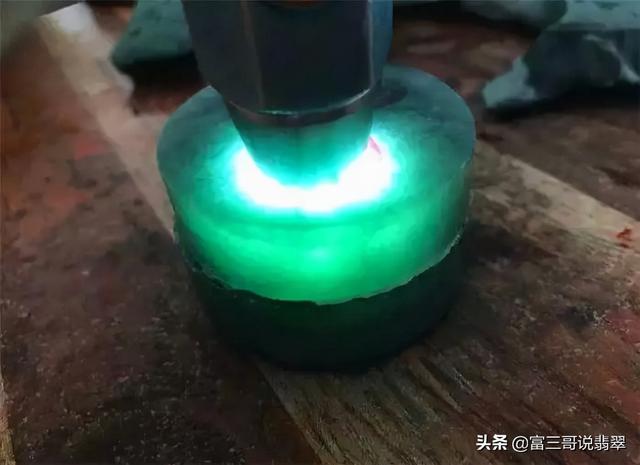 真正老蓝水翡翠和油青,老油青翡翠原石-第5张图片-翡翠网 真正老蓝水翡翠和油青,老油青翡翠原石-第5张图片-翡翠网