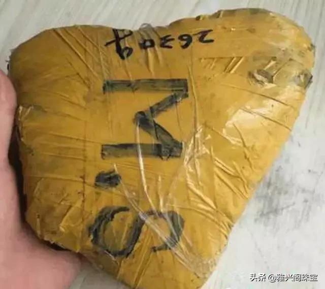 石头外面有一层黄皮,翡翠原石上的字母-第1张图片-翡翠网 石头外面有一层黄皮,翡翠原石上的字母-第1张图片-翡翠网