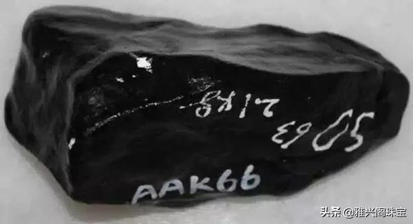 石头外面有一层黄皮,翡翠原石上的字母-第3张图片-翡翠网 石头外面有一层黄皮,翡翠原石上的字母-第3张图片-翡翠网