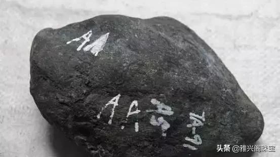 石头外面有一层黄皮,翡翠原石上的字母-第6张图片-翡翠网 石头外面有一层黄皮,翡翠原石上的字母-第6张图片-翡翠网