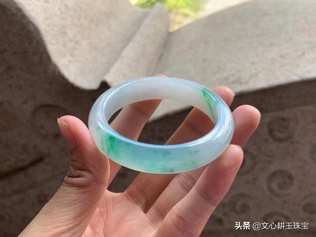 翡翠佛手镯配饰无底洞配饰和手镯选择-第7张图片-翡翠网 翡翠佛手镯配饰无底洞配饰和手镯选择-第7张图片-翡翠网