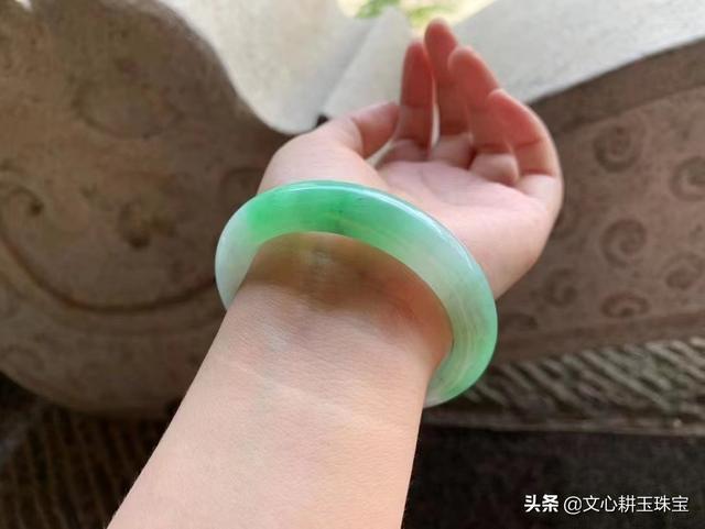 翡翠佛手镯配饰无底洞配饰和手镯选择-第8张图片-翡翠网 翡翠佛手镯配饰无底洞配饰和手镯选择-第8张图片-翡翠网