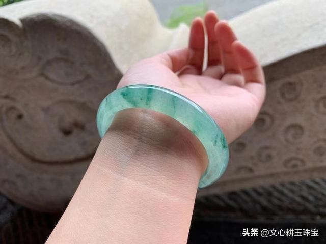 翡翠佛手镯配饰无底洞配饰和手镯选择-第9张图片-翡翠网 翡翠佛手镯配饰无底洞配饰和手镯选择-第9张图片-翡翠网