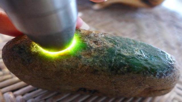 翡翠原石价格达马砍翡翠原石讲解视频-第2张图片-翡翠网 翡翠原石价格达马砍翡翠原石讲解视频-第2张图片-翡翠网