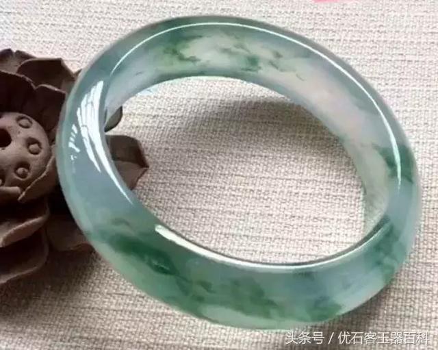 2万左右糯种绿飘花手镯,冰种飘花圆形翡翠手镯价格-第2张图片-翡翠网 2万左右糯种绿飘花手镯,冰种飘花圆形翡翠手镯价格-第2张图片-翡翠网