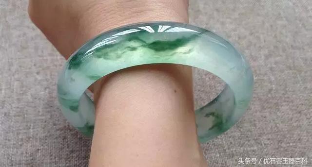2万左右糯种绿飘花手镯,冰种飘花圆形翡翠手镯价格-第7张图片-翡翠网 2万左右糯种绿飘花手镯,冰种飘花圆形翡翠手镯价格-第7张图片-翡翠网
