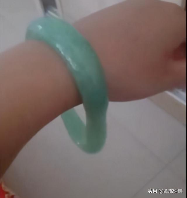 玉带在身上是冷还是暖翡翠手镯是暖的吗-第3张图片-翡翠网 玉带在身上是冷还是暖翡翠手镯是暖的吗-第3张图片-翡翠网