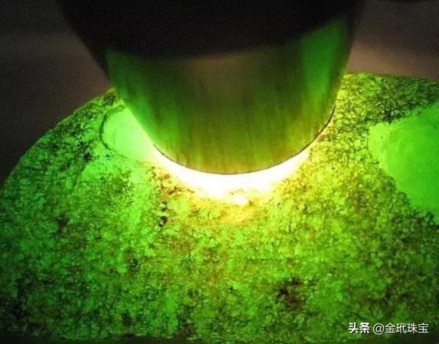 玉带在身上是冷还是暖翡翠手镯是暖的吗-第8张图片-翡翠网 玉带在身上是冷还是暖翡翠手镯是暖的吗-第8张图片-翡翠网