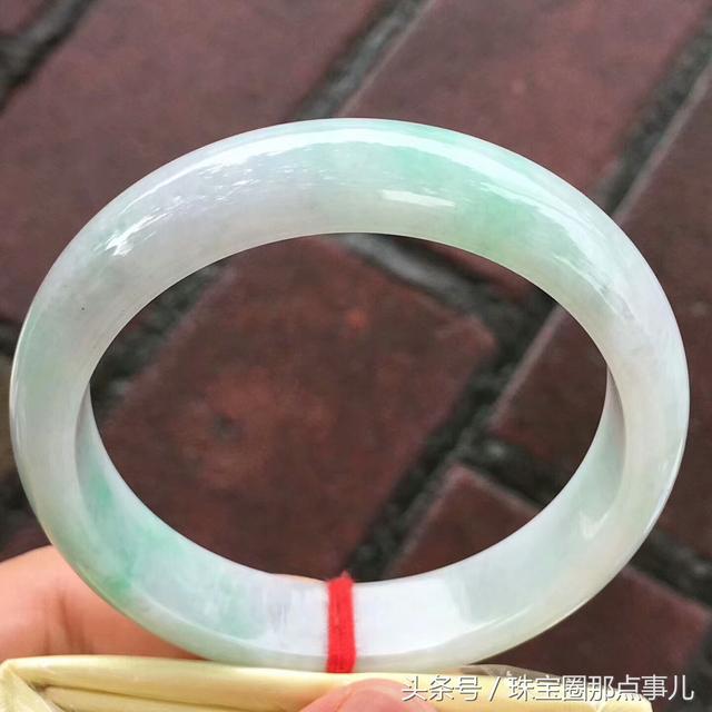 一万块的翡翠手镯怎么样,商场4500买的翡翠手镯-第17张图片-翡翠网 一万块的翡翠手镯怎么样,商场4500买的翡翠手镯-第17张图片-翡翠网