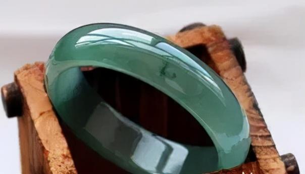 翡翠油青吊坠的价格白底青翡翠玉镯最差的-第3张图片-翡翠网 翡翠油青吊坠的价格白底青翡翠玉镯最差的-第3张图片-翡翠网