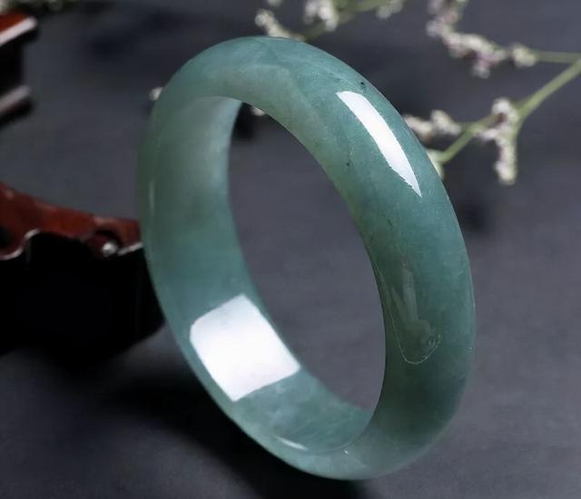 紫罗兰翡翠一般多少钱,紫色玻璃手镯和紫罗兰翡翠的区别-第7张图片-翡翠网 紫罗兰翡翠一般多少钱,紫色玻璃手镯和紫罗兰翡翠的区别-第7张图片-翡翠网