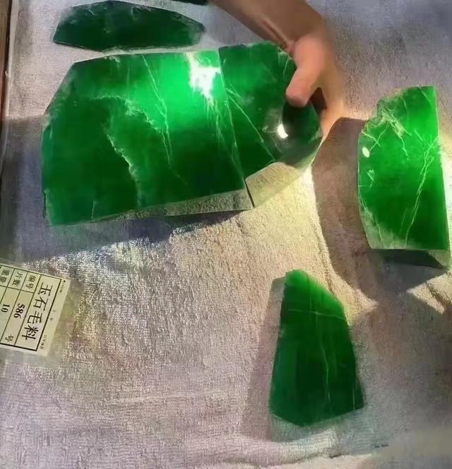 冰种翡翠原石图片欣赏图片1亿五千万翡翠原石图-第2张图片-翡翠网