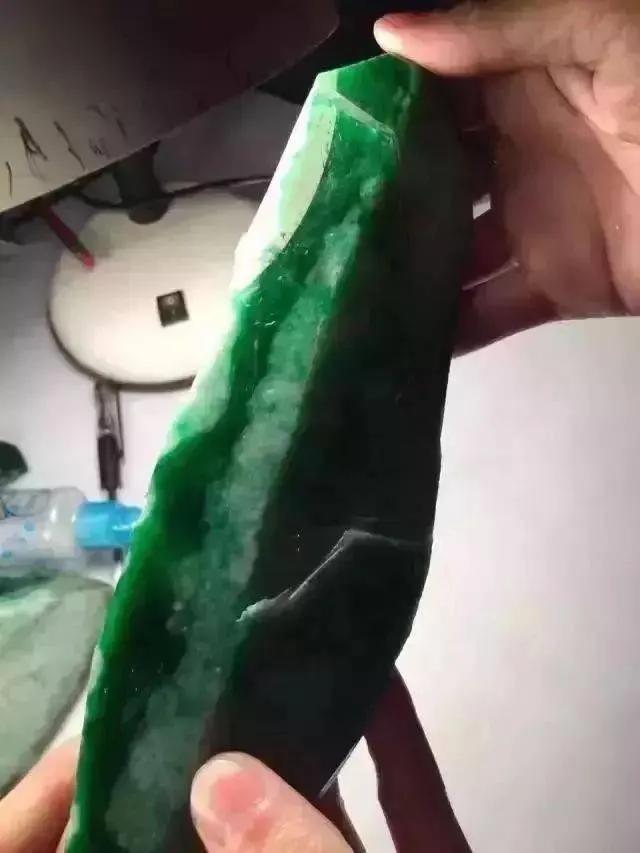 冰种翡翠原石图片欣赏图片1亿五千万翡翠原石图-第7张图片-翡翠网