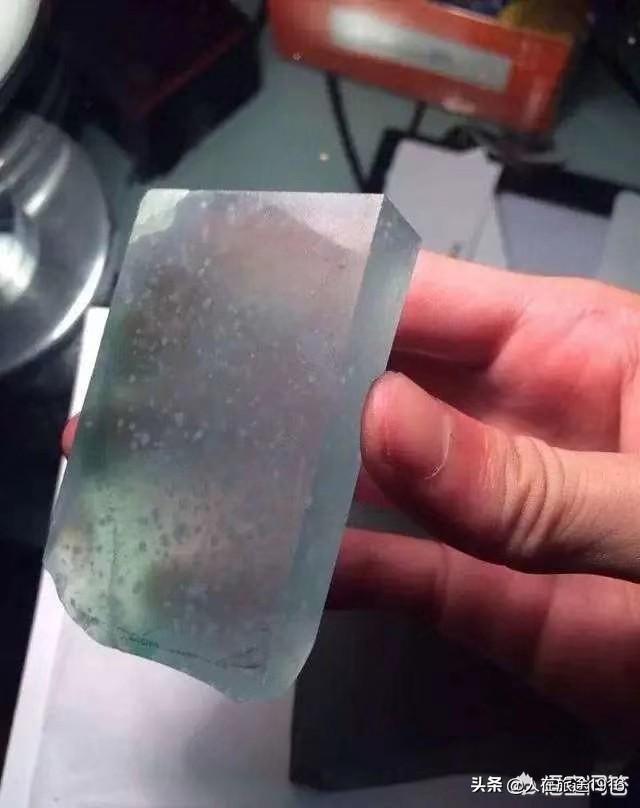 翡翠手镯底子细腻会越戴越透么,玉手镯戴哪只手-第6张图片-翡翠网 翡翠手镯底子细腻会越戴越透么,玉手镯戴哪只手-第6张图片-翡翠网