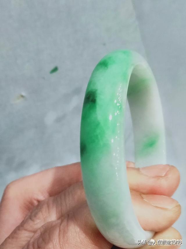 翡翠手镯底子细腻会越戴越透么,玉手镯戴哪只手-第7张图片-翡翠网 翡翠手镯底子细腻会越戴越透么,玉手镯戴哪只手-第7张图片-翡翠网