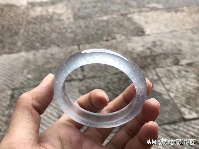 翡翠手镯底子细腻会越戴越透么,玉手镯戴哪只手-第9张图片-翡翠网 翡翠手镯底子细腻会越戴越透么,玉手镯戴哪只手-第9张图片-翡翠网