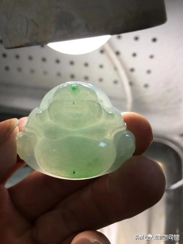 翡翠手镯底子细腻会越戴越透么,玉手镯戴哪只手-第10张图片-翡翠网 翡翠手镯底子细腻会越戴越透么,玉手镯戴哪只手-第10张图片-翡翠网