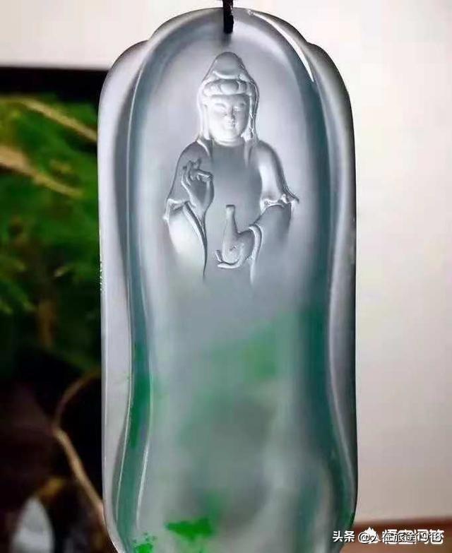 翡翠手镯底子细腻会越戴越透么,玉手镯戴哪只手-第11张图片-翡翠网 翡翠手镯底子细腻会越戴越透么,玉手镯戴哪只手-第11张图片-翡翠网