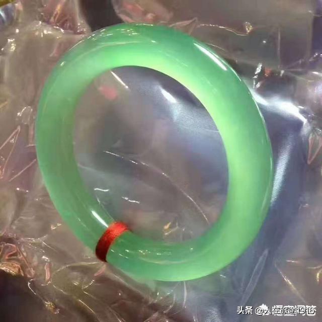 翡翠手镯底子细腻会越戴越透么,玉手镯戴哪只手-第13张图片-翡翠网 翡翠手镯底子细腻会越戴越透么,玉手镯戴哪只手-第13张图片-翡翠网