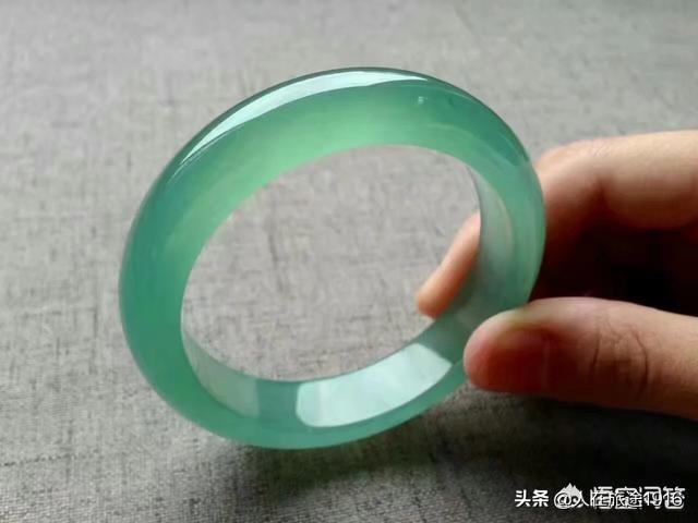 翡翠手镯底子细腻会越戴越透么,玉手镯戴哪只手-第14张图片-翡翠网 翡翠手镯底子细腻会越戴越透么,玉手镯戴哪只手-第14张图片-翡翠网